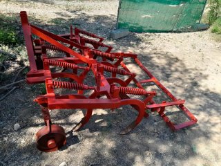 Cultivador agrícola rojo