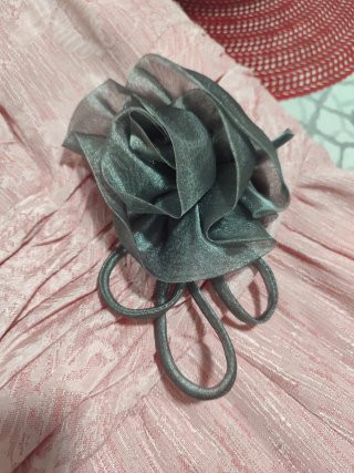 Vestido fiesta rosa con flor gris,hecho a medida.