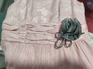 Vestido fiesta rosa con flor gris,hecho a medida.