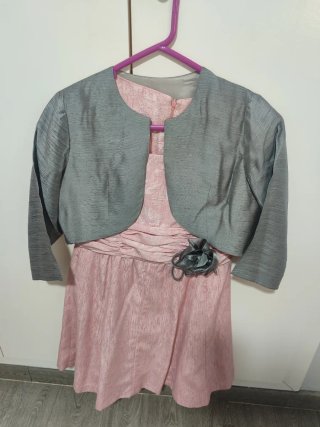 Vestido fiesta rosa con flor gris,hecho a medida.