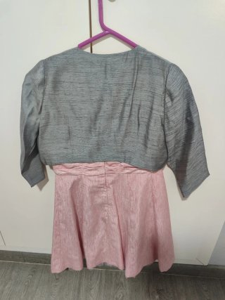 Vestido fiesta rosa con flor gris,hecho a medida.