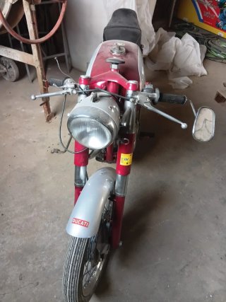 Ducati Clásica Roja y Plata