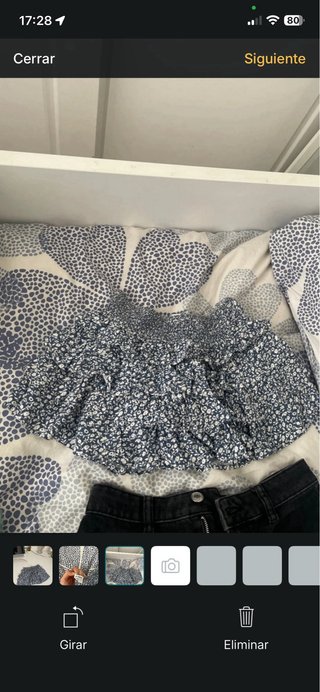Falda corta estampada azul y blanca
