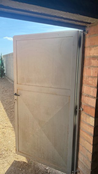 Puerta exterior de hierro