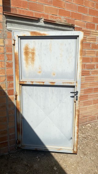 Puerta exterior de hierro