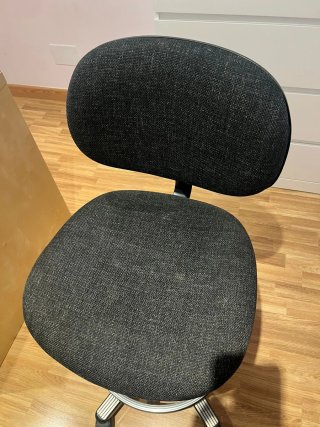 Silla de escritorio negra y gris