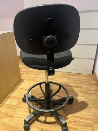 Silla de escritorio negra y gris