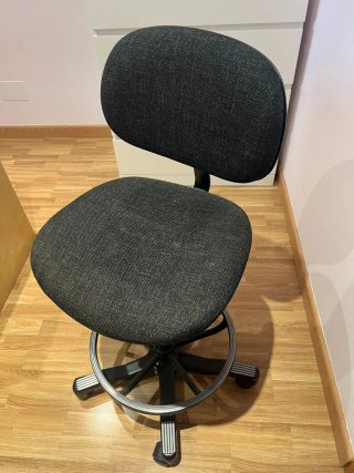 Silla de escritorio negra y gris