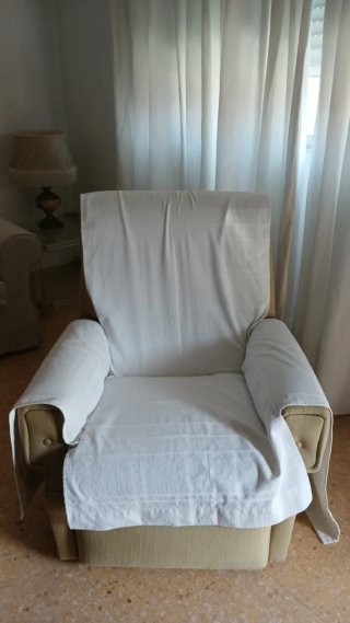Sillón reclinable beige de tela