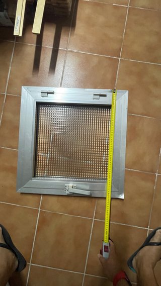 Ventana de aluminio con cristal opaco