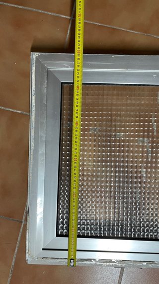 Ventana de aluminio con cristal opaco