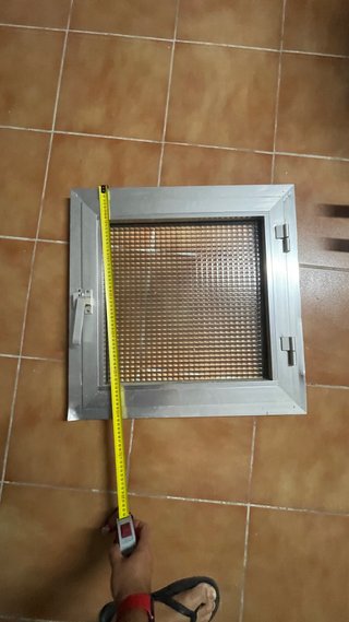 Ventana de aluminio con cristal opaco