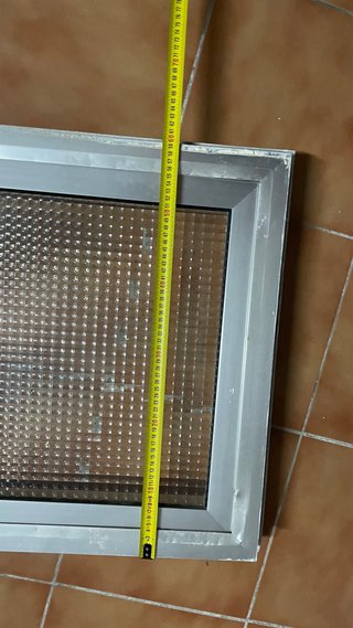 Ventana de aluminio con cristal opaco