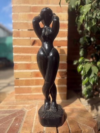 Figura africana tallada a mano