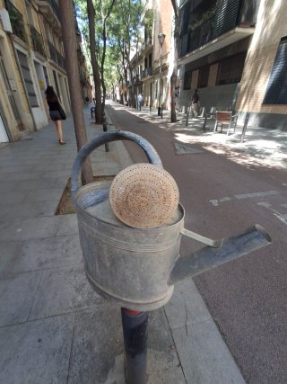 Regadera antigua de metal