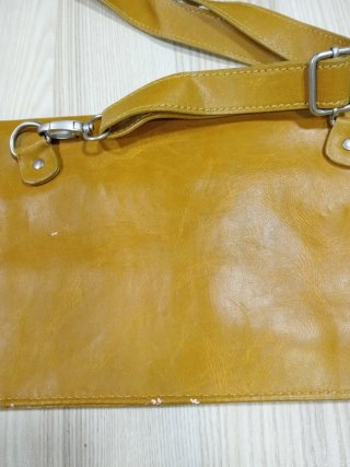 Bolso cruzado con tachuelas