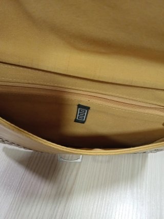 Bolso cruzado con tachuelas