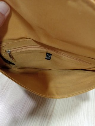 Bolso cruzado con tachuelas