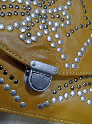 Bolso cruzado con tachuelas
