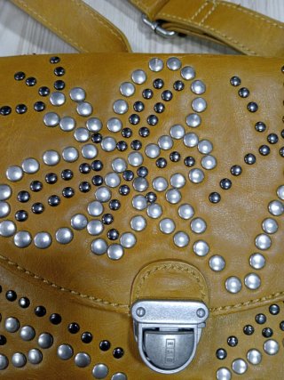 Bolso cruzado con tachuelas