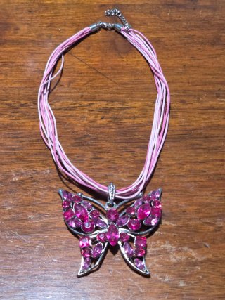 Collana farfalla con strass rosa fucsia