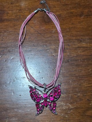 Collana farfalla con strass rosa fucsia