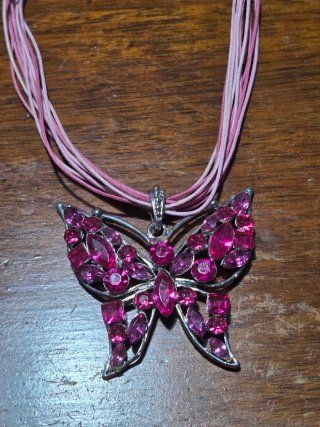 Collana farfalla con strass rosa fucsia