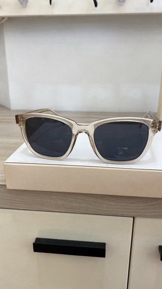 Gafas de sol beige y negras
