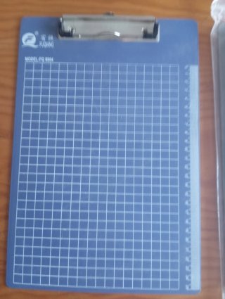 Tablero de manualidades con cuadrícula y regla.