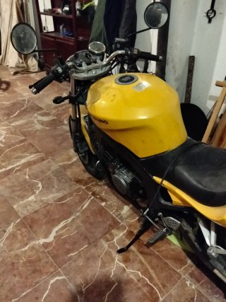 Moto 125cc Naked Amarilla
