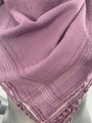 Pañuelo morado con flecos y rayas