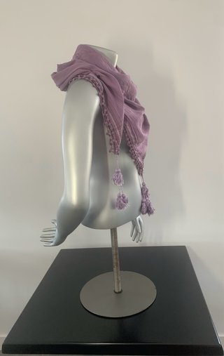 Pañuelo morado con flecos y rayas