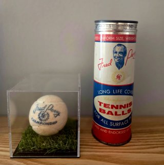 Fred Perry, bote de pelotas de tenis y expositor.