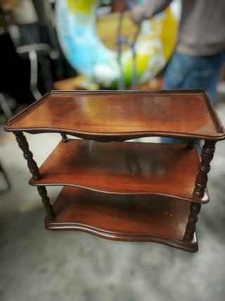 Mesa auxiliar de madera