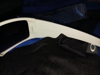 Occhiali da sole Oakley bianchi e neri