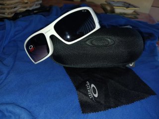 Occhiali da sole Oakley bianchi e neri