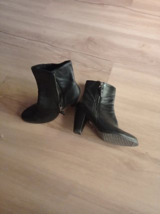 Botines de piel negros