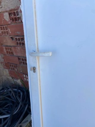 Puerta de aluminio blanca con arco