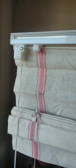Tende in tessuto beige con righe rosse