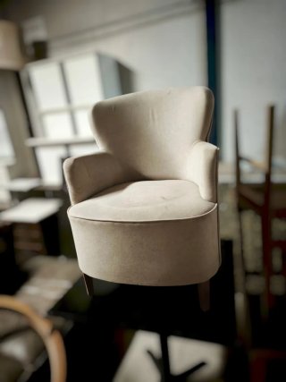 Sillón de tela beige