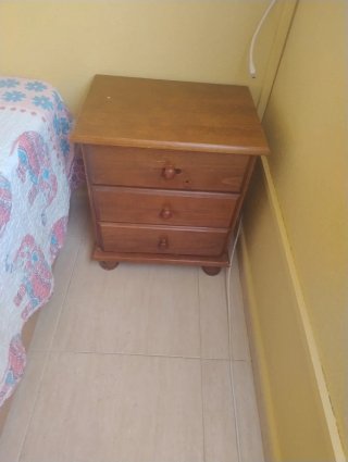 Mesita de noche rústica de madera