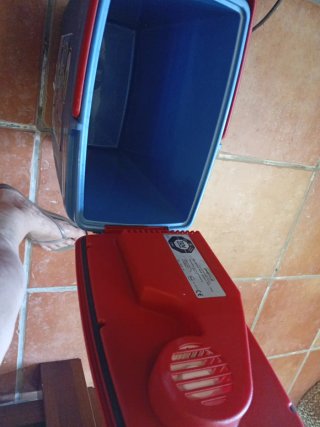 Nevera portátil enchufable al mechero del coche..