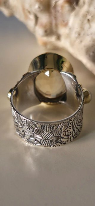 Maravilloso anillo burilado a mano