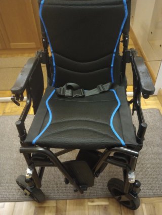 Silla de ruedas eléctrica plegable con mando