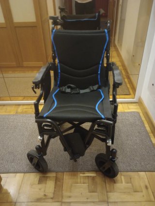 Silla de ruedas eléctrica plegable con mando