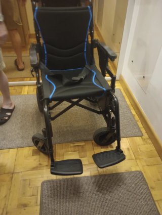 Silla de ruedas eléctrica plegable con mando