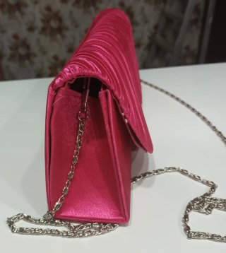 Bolso de fiesta fucsia con cadena plateada
