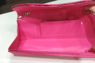 Bolso de fiesta fucsia con cadena plateada
