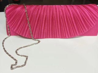 Bolso de fiesta fucsia con cadena plateada