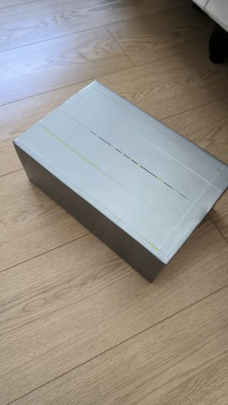 Caja de cartón gris